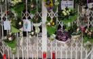 Vecinos de Lugo dejan ramos de flores, mensajes escritos y velas encendidas en la puerta de la tienda que regentaba Cristina Cabo Buján, la mujer asesinada a cuchilladas en su domicilio