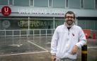 Gonzalo Sanz de Galdeano, frente al acceso a las Urgencias del Hospital Universitario de Navarra.