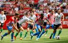 Una jugada de un partido de la liga SmartBank entre el Sporting de Gijón y el Racing de Santander