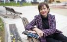 La escritora Rosa Blasco Gil, con un ejemplar de su nueva novela titulada ‘Perturbación’
