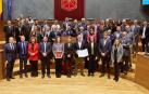 Representantes del sector primario posan tras recibir la Medalla del Parlamento de Navarra