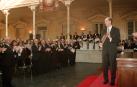 El rector José María Bastero recibe la medalla de oro de Navarra en nombre de la Universidad de Navarra