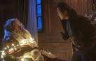 David Harbour (i) como Papá Noel y John Leguizamo como el señor Scrooge