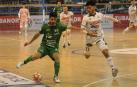 El ala Dani Zurdo, que protege el balón ante Pirata, asistió a Toni para que este último hiciera el empate a 1 ante el Noia