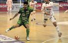 El ala Dani Zurdo, que protege el balón ante Pirata, asistió a Toni para que este último hiciera el empate a 1 ante el Noia.