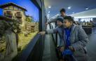 Fotos del ambiente en la exposición de belenes de Baluarte.