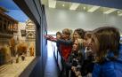 Ruth Martínez y su familia cogen ideas para el nacimiento que construirán para la exhibición de belenes de su colegio