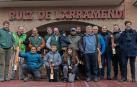 Responsables de las ocho explotaciones que concurrieron al certamen de ovino de raza navarra posan en una foto de familia tras la entrega de premios