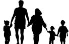 Silueta de una familia con niños