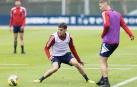 Aimar oroz presiona a Darko Brasanac durante el entrenamiento rojillo de este lunes