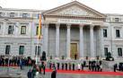 La presidenta del Congreso, Meritxell Batet (c-i) y el presidente del Senado, Ander Gil (c-d) asisten al izado de bandera junto con autoridades militares (i) y políticas (d) a las puertas del Congreso durante la Conmemoración del aniversario de la Constitución
