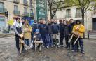 Estudiantes y profesores posan junto a algunos de los renos decorativos
