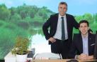 De izda a dcha, Alex Mendoza (del Departamento de Selección de Caja Rural de Navarra) y Javier Esparza en la oficina de Ripagaina donde trabaja Javier.