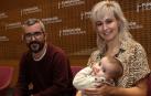 Javier Padilla y Marta Carmona, que sostiene a una de sus hijas, hace unos días en Civican