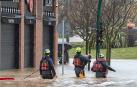 Los bomberos tuvieron que actuar en varias calles del barrio de la Rochapea, entre ellas, río Arga