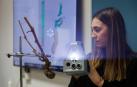 La investigadora Mónica Galar escanea una vid que luego el alumnado podrá ver en sus ordenadores