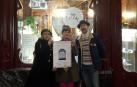 Ventura Ruiz (Zerokotan), Maite Mardo (LaMai) y el poeta Yoel Saldaña, mostrando el cartel de la iniciativa Poesía de escaparate