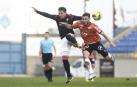 Chimy Ávila pelea un balón por alto con un jugador del Lorient