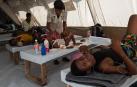 Pacientes esperan ser atendidos en un Centro de Tratamiento del Cólera en Haití
