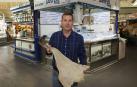 José Mari Samper con una bacalada entera, una pieza que hoy tiene poca demanda