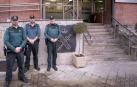 Agentes que auxiliaron a la mujer que sufrió una caída en Pamplona