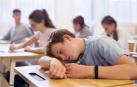 Un joven estudiante cansado en clase