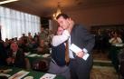 Javier Iturbe, concejal en Pamplona y nuevo presidente del PSN, abraza al recién elegido secretario general en 1997, Juan José Lizarbe