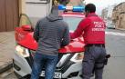 Un agente de la Policía Foral, junto al conductor que ha cometido la infracción