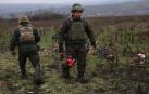 El batallón Dnipro 1 del equipo de desminado de la Guardia Nacional de Ucrania limpia los campos de minas en la región de Donetsk