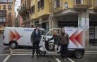 Javier Avello, director de Innovación de Lodisna; Fermín Alonso, concejal de Movilidad; y Carlos Arellano, de Empark (gestora del aparcamiento Blanca de Navarra), durante la presentación de los vehículos eléctricos que recorrerán las calles de Pamplona.