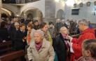 En la imagen, el párroco, Juan Zabala Osés, da de besar la reliquia de Santa Lucía a la conclusión de la eucaristía.