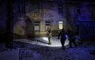 Equipos de rescate, junto a un edificio bombardeado por drones en Kiev
