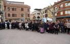 Vecinos de Quintanar del Rey (Cuenca) guardan un minuto de silencio en la plaza Mayor del municipio este jueves tras el asesinato de dos niñas, de 9 y 11 años, a manos de su madre