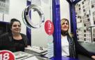 Nuria Arrizubieta y su madre, María Ángeles Celaya Erro, en la Administración Número 1 de Tafalla.