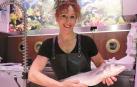 Comerciante del Mercado del Ensanche muestra un ejemplar de pescado
