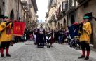 Fernando Hualde, rey de armas, y Martinan Elizalde se dirigen hacia la plaza Julián Mena para la proclamación