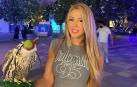 Ana Herrero posando con un halcón en Porto Arabia (Doha)