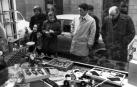Un grupo de personas mira el escaparate de una juguetería en 1972