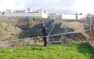 Un agente de la Policía, en la zona donde se ha hallado el cadáver de un niño de ocho años que había desaparecido en un barrio de Ceuta