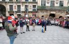 Los niños y niñas se han reunido en la Plaza de los Fueros para interpretar varias canciones.