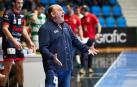 Zupo Equisoain da instrucciones a los jugadores del BM Nava en su visita al pabellón Anaitasuna la pasada temporada.