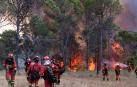 Efectivos militares de la UME, procedentes de la base de Torrejón de Ardoz, trabajaban para extinguir las llamas en una zona arbolada cerca de Artazu, este verano