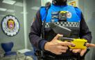Un agente de la Policía Municipal de Pamplona muestra una pistola Taser T7, "un dispositivo inteligente y no letal de última generación"