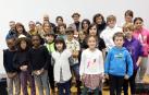 Alumnado de los colegios públicos del barrio que participaron en la presentación ayer junto con artistas y organizadores del festival
