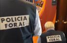 Agentes de la Brigada de Juego y Espectáculos de la Policía Foral realizando una inspección