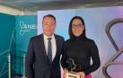 Leticia San Martín posa con el premio Hélice ANECA a la Calidad Académica junto a Ramón Gonzalo, rector de la UPNA