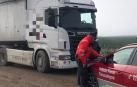 El camionero, junto a la patrulla de la Policía Foral