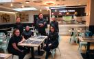 Ángel Martín y Emily Watts, con parte del equipo del restaurante Basque Truck de la calle Tejería