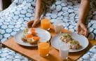 Imagen de una persona desayunando en la cama