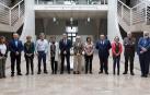 Personal jubilado, en el edificio del rectorado de la UPNA, junto al rector, la vicerrectora de Profesorado y el gerente. De izda. a dcha., la vicerrectora de Profesorado, Inés Olaizola; José María Echeverría, Jerusalén Sola Jimeno, Miguel Eguíluz Leránoz, María del Carmen Fuertes Goñi (todos ellos, PAS); el rector, Ramón Gonzalo; Miren Jaione Apalategi Begiristain (PDI), María Esther Ulayar Igoa (PAS), Florencio Marzo Pérez, Ana María Lauricia Larrinaga, Juan Ramón de Miguel Velasco (todos ellos, PDI) y el gerente de la UPNA, Joaquín Romero.